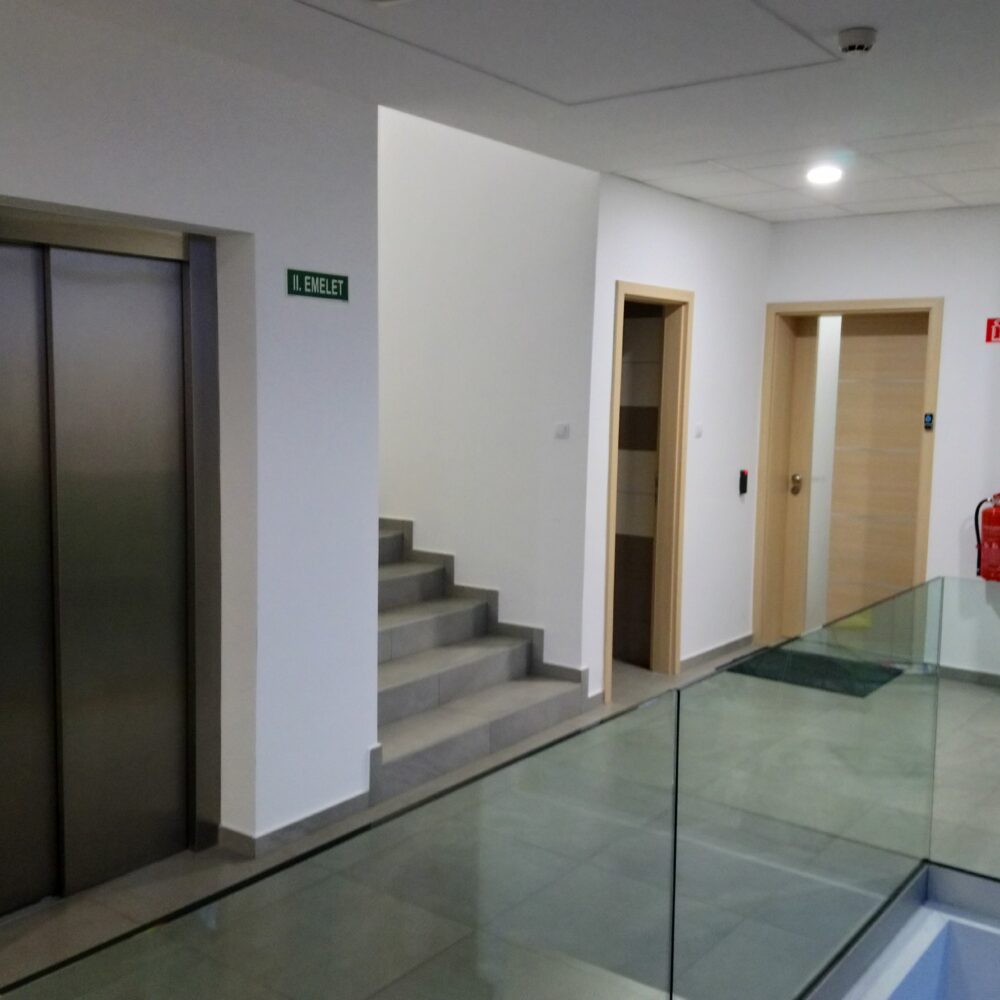 Újpesti Ipari parkban, 175 négyzetméter, földszinti iroda, őszi költözéssel kiadó